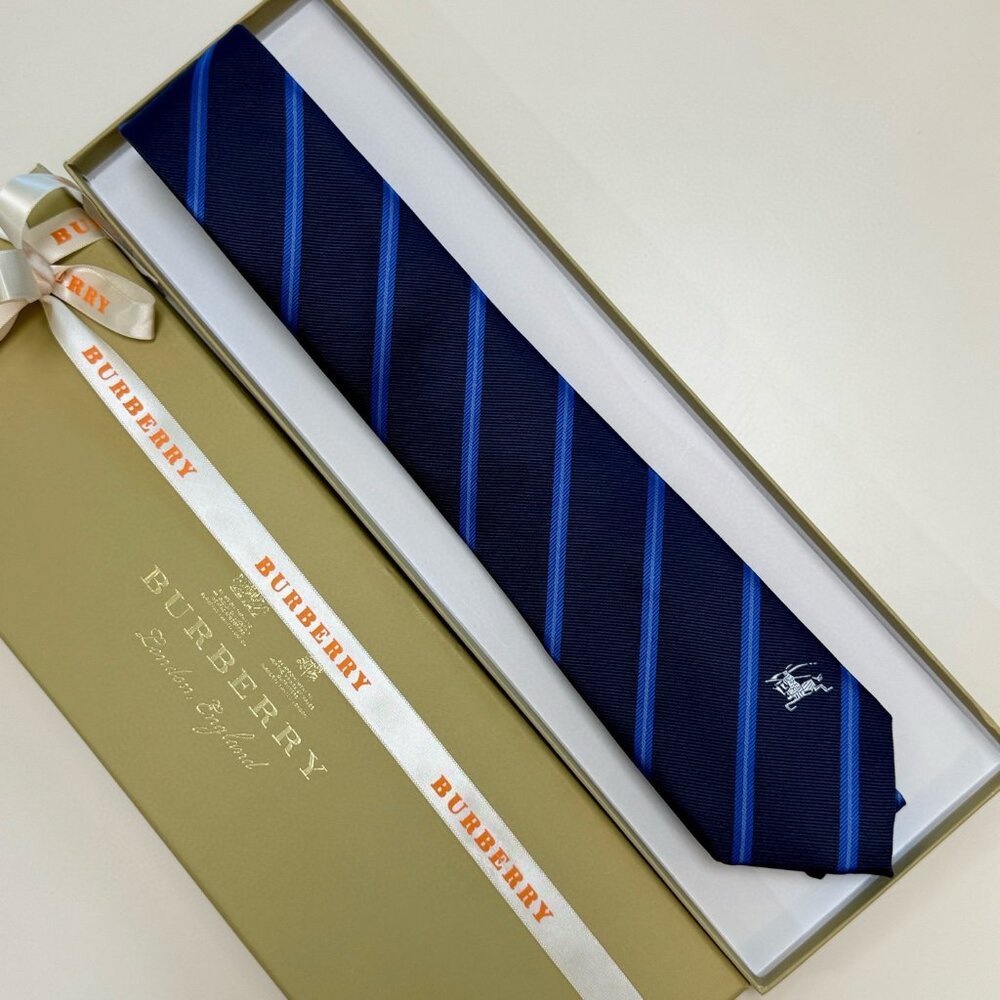 Men's Burberry tie comes with box